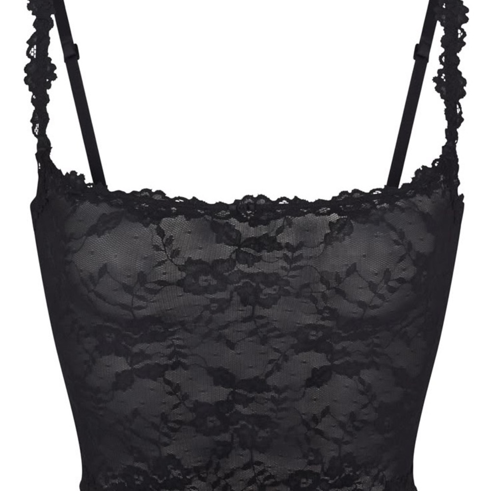 SKIMS Crop Stretch Lace Camisole in Onyx